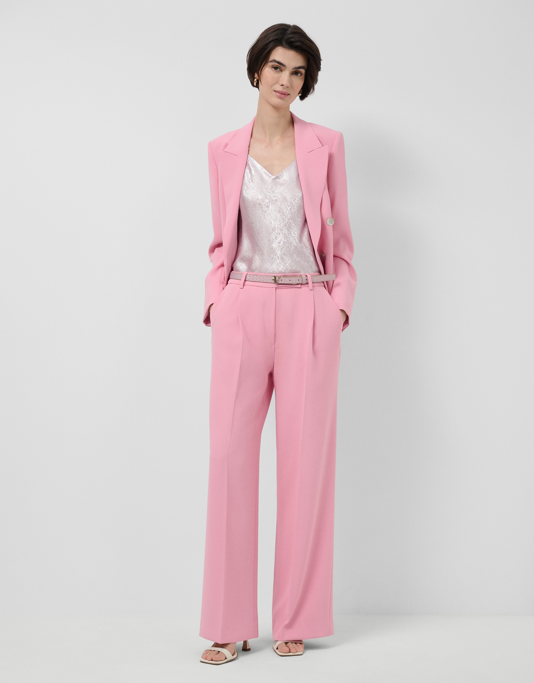 Pantal&oacute;n recto con pinzas crep&eacute; rosa