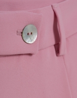 Pantal&oacute;n recto con pinzas crep&eacute; rosa