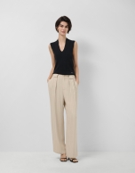 Pantal&oacute;n con pliegues beige con raya diplom&aacute;tica negra