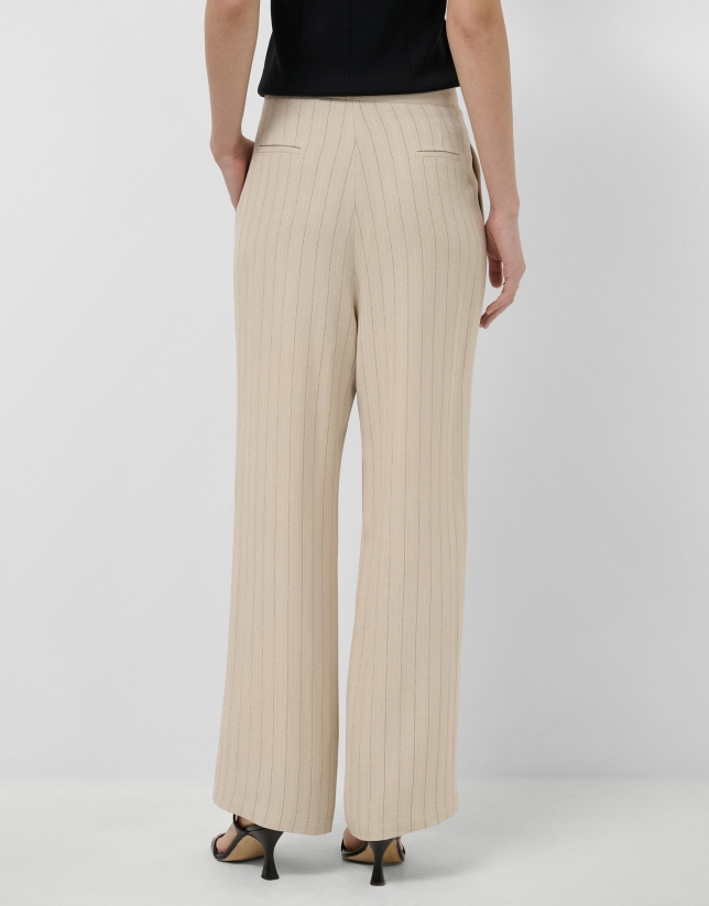Pantal&oacute;n con pliegues beige con raya diplom&aacute;tica negra