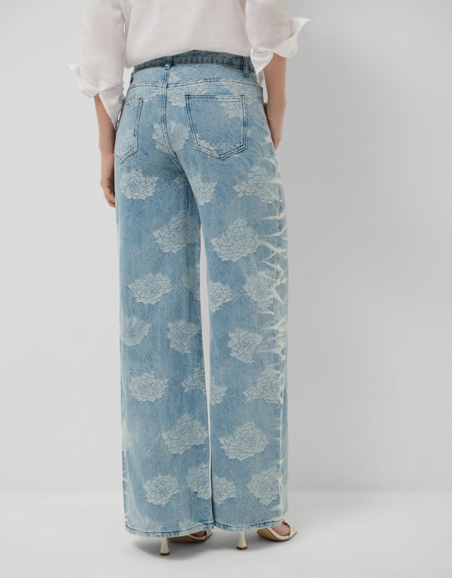 Pantal&oacute;n vaquero ancho azul con jacquard y delavados