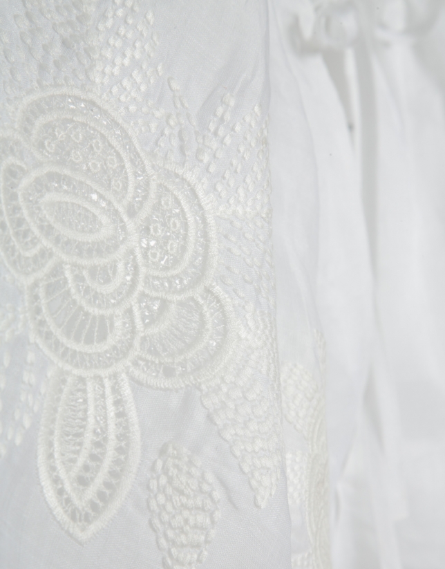 Blusa ramio blanco con bordado floral