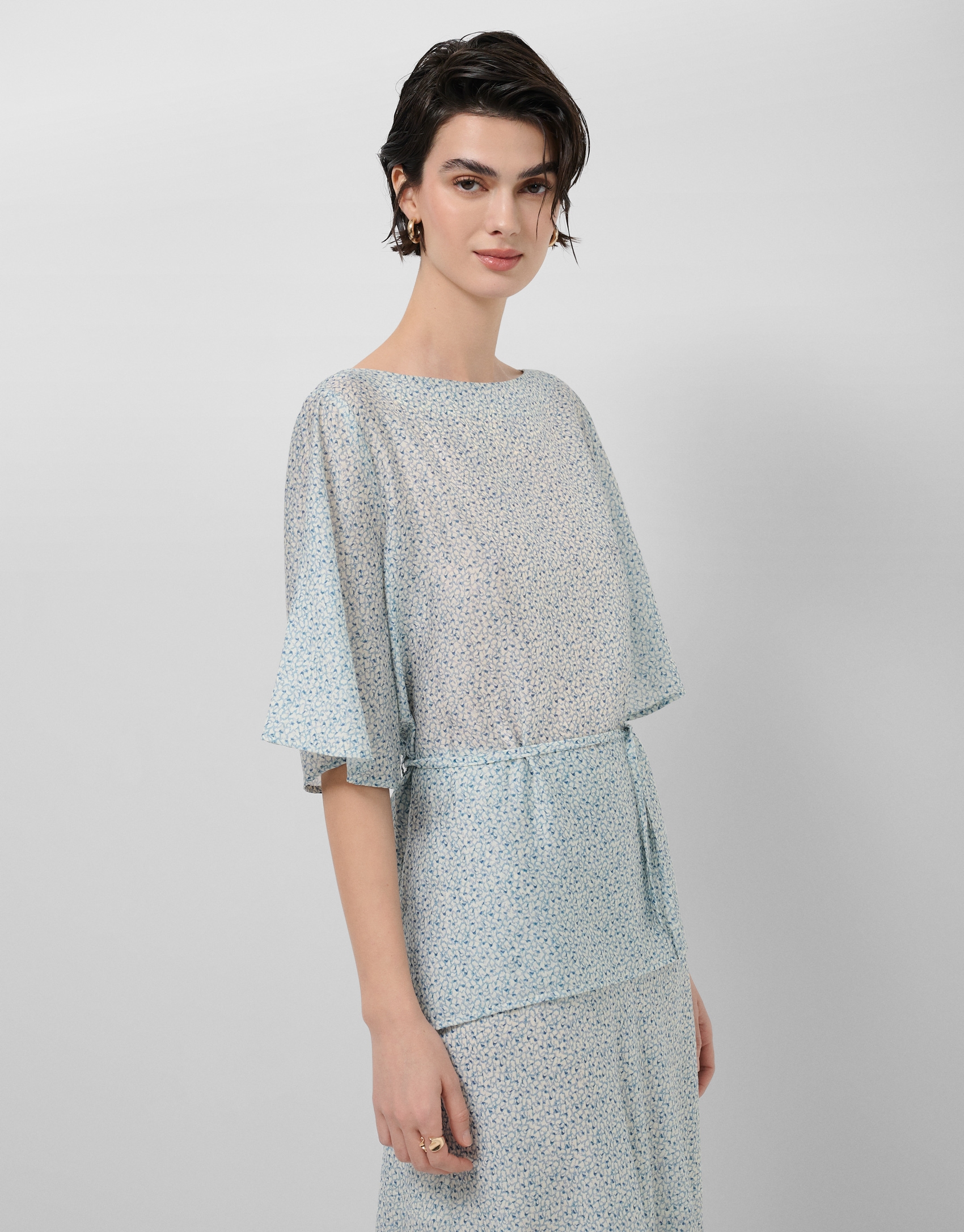 Blus&oacute;n en crepe estampado tonos azules