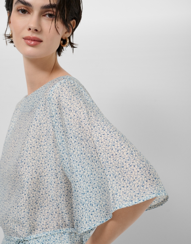Blus&oacute;n en crepe estampado tonos azules