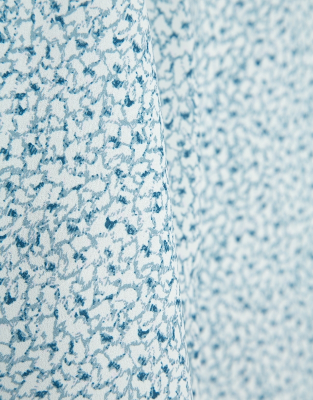 Blus&oacute;n en crepe estampado tonos azules