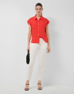 Sleeveless blouse with pockets in red