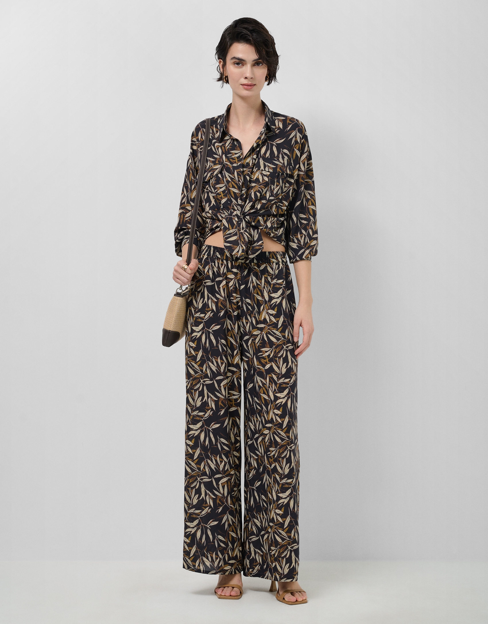 Oversized crepe blouse with a leaf print in brown tones