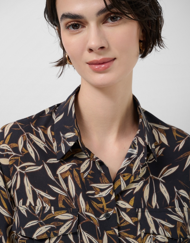 Blusa oversize crep&eacute; estampado hojas tonos marrones
