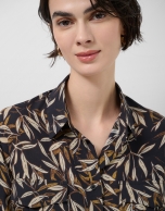 Oversized crepe blouse with a leaf print in brown tones