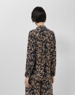 Oversized crepe blouse with a leaf print in brown tones