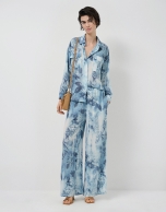 Blusa oversize crep&eacute; estampado floral tonos azules