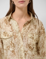 Blusa oversize crep&eacute; estampado tonos beige