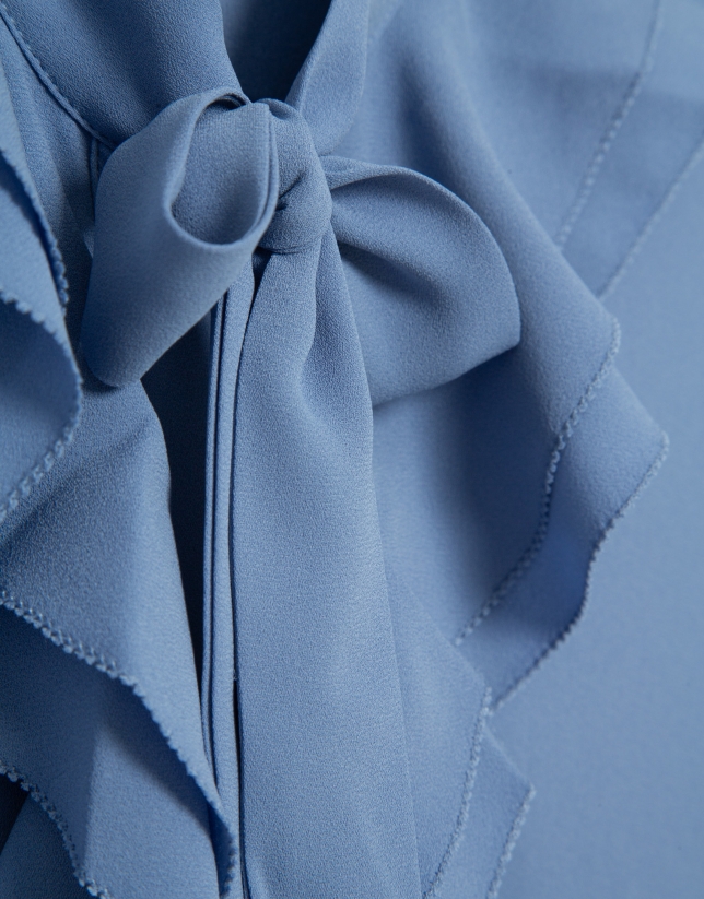 Blusa gasa azul con volantes en pechera