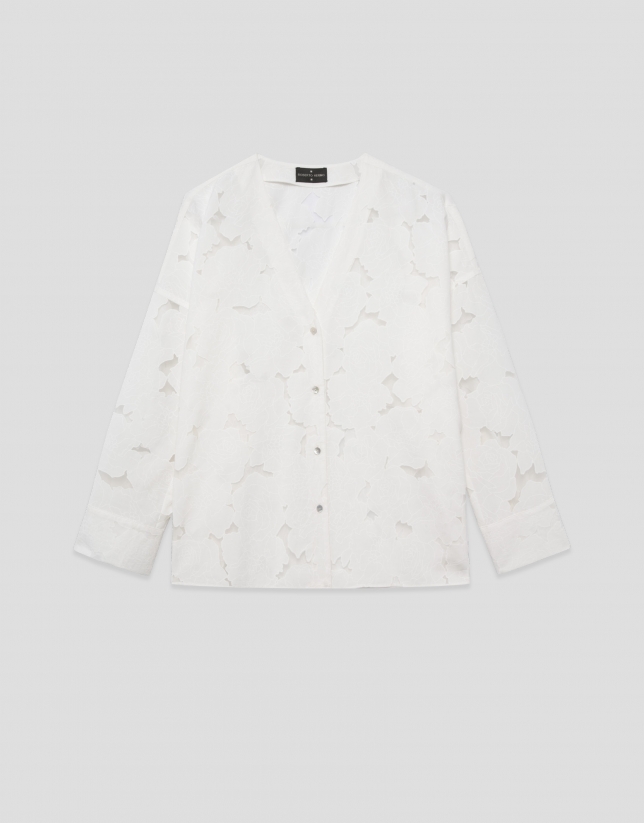 Blusa oversize devor&eacute; blanco con estampado floral