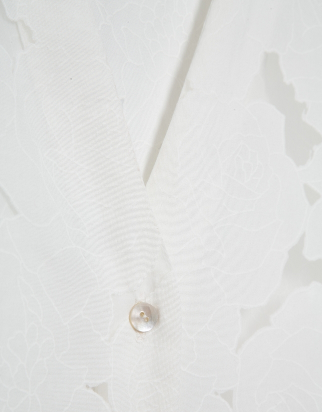 Blusa oversize devor&eacute; blanco con estampado floral