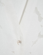 Blusa oversize devor&eacute; blanco con estampado floral