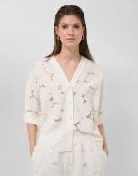 Blusa oversize devor&eacute; blanco con estampado floral