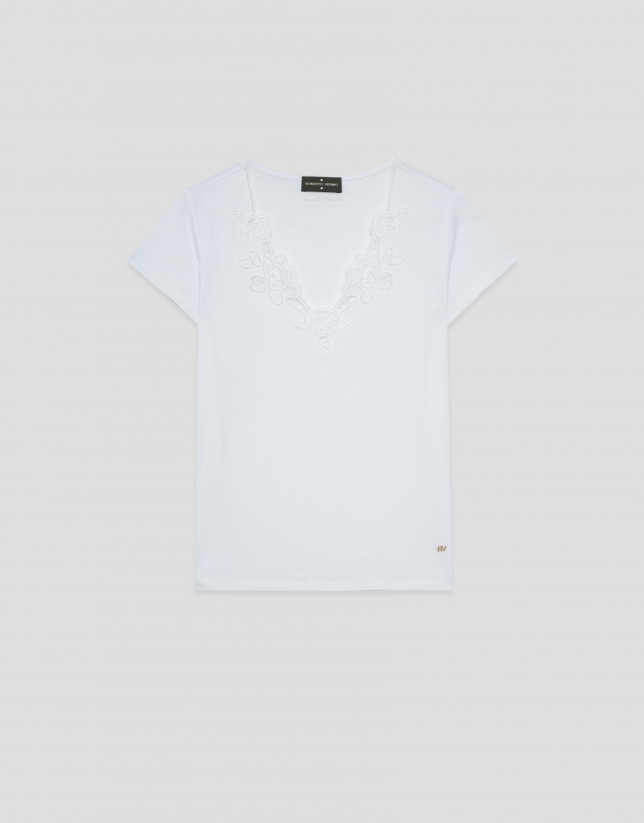 White short-sleeved T-shirt with embroidered neckline