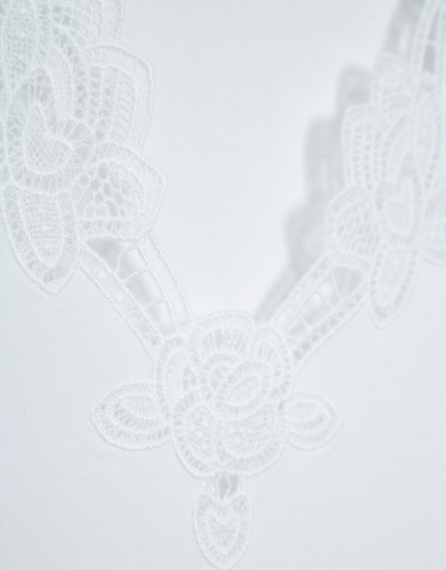 White short-sleeved T-shirt with embroidered neckline