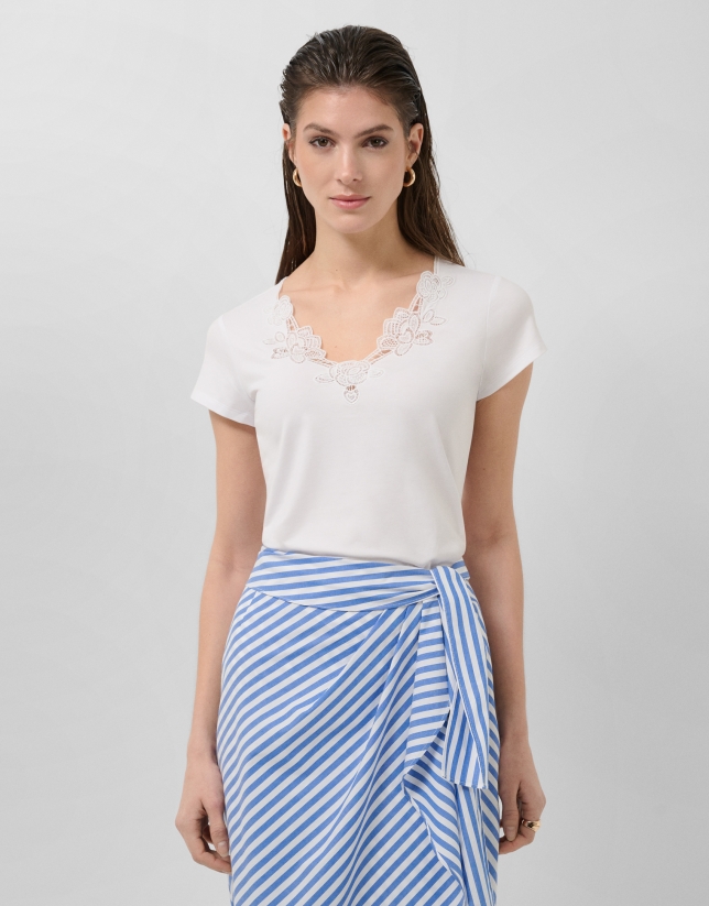 Camiseta manga corta escote bordado blanca