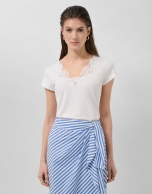 Camiseta manga corta escote bordado blanca