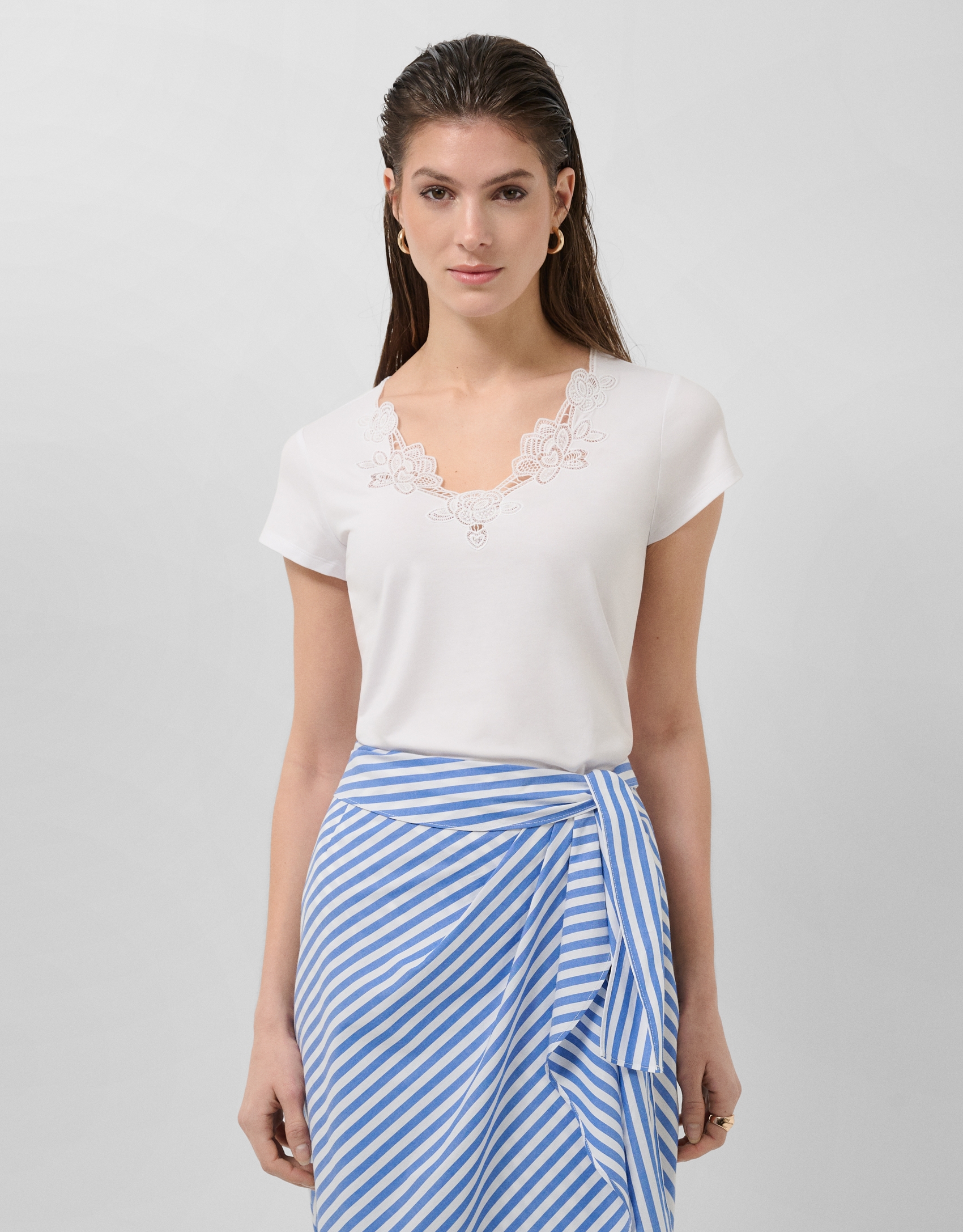 Camiseta manga corta escote bordado blanca