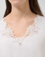 Camiseta manga corta escote bordado blanca