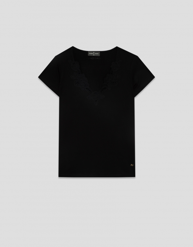 Camiseta manga corta escote bordado negra