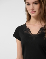 Camiseta manga corta escote bordado negra