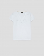 White short-sleeved t-shirt with embroidered neckline