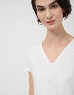 White short-sleeved t-shirt with embroidered neckline