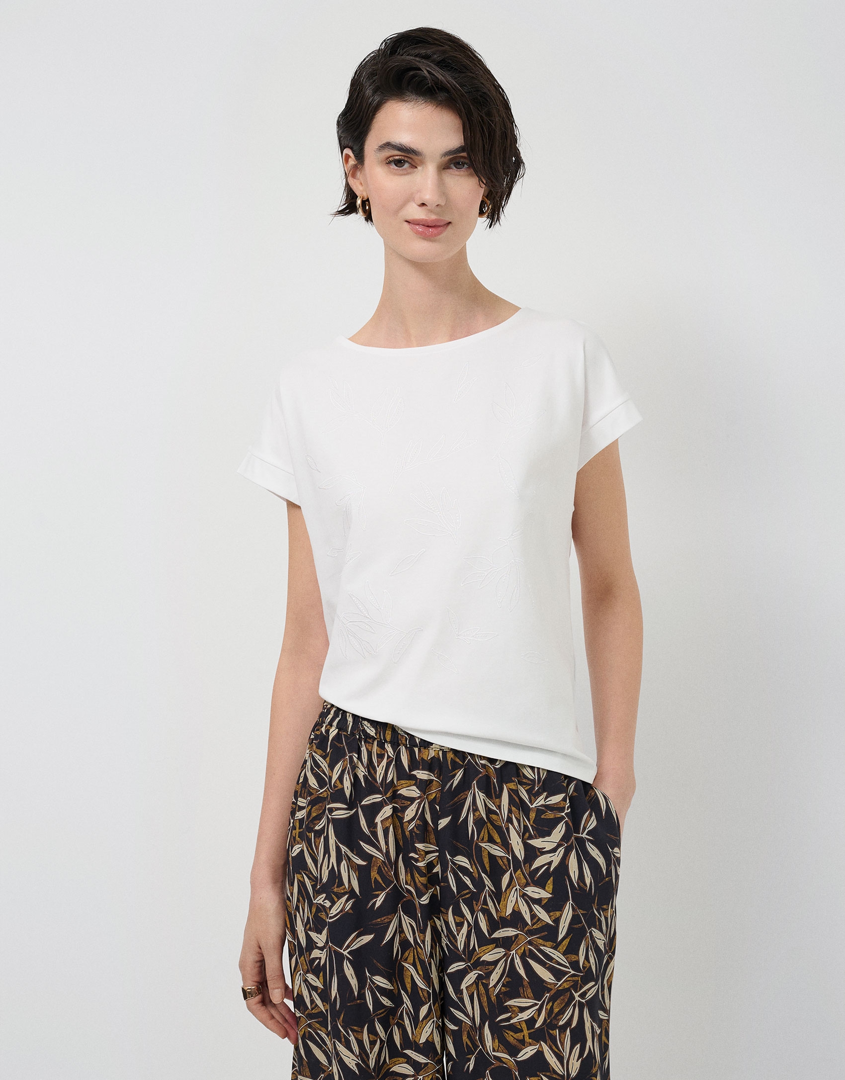 Oversized white sleeveless T-shirt with floral embroidery