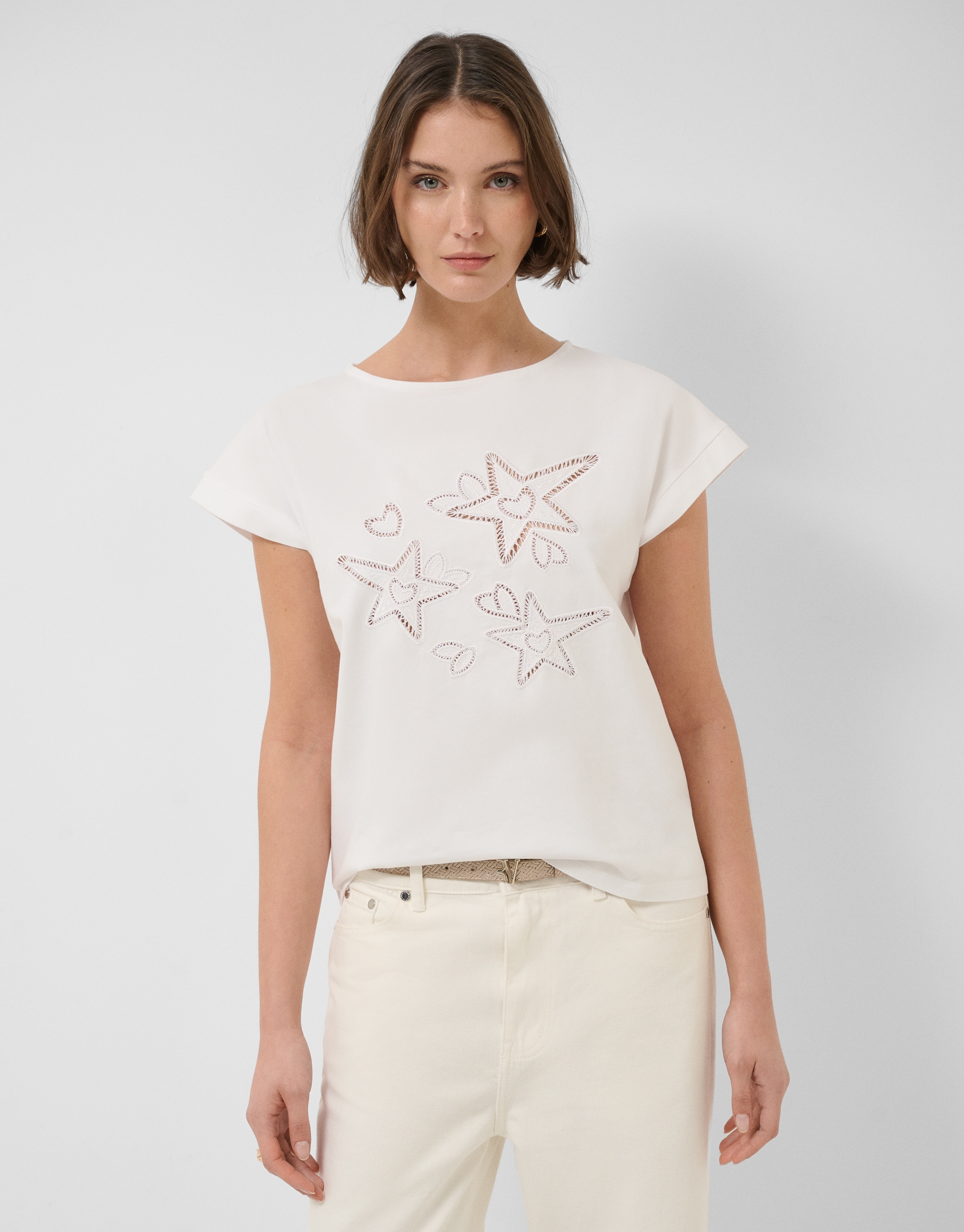 Camiseta sin mangas oversize blanca con estrellas y hojas