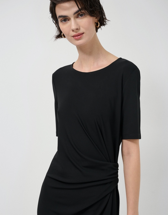 Vestido fruncido manga corta punto negro