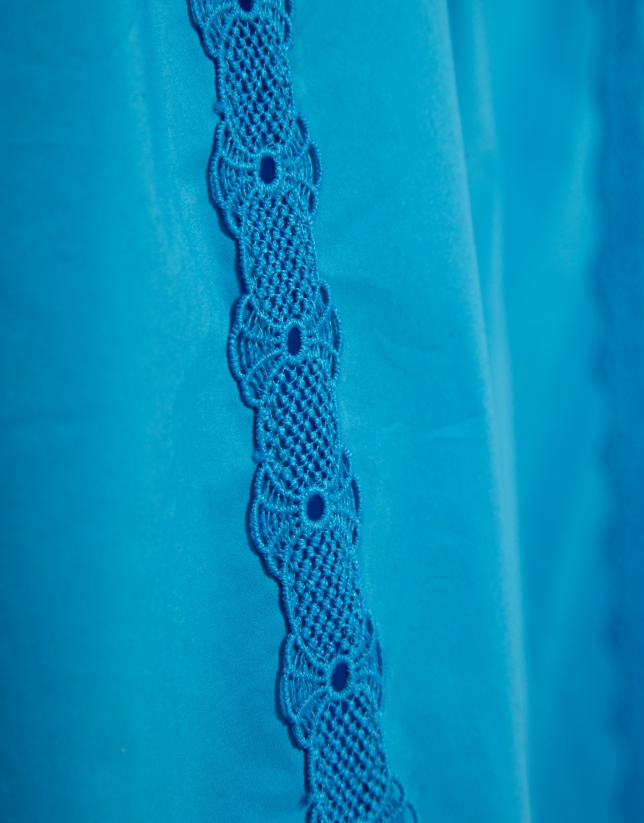 Vestido midi camisero azul con tiras de encaje