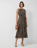 Vestido sin mangas en crep&eacute; estampado hojas tonos marrones