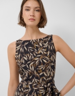 Vestido sin mangas en crep&eacute; estampado hojas tonos marrones
