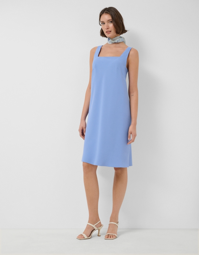 Vestido sisas crep&eacute; azul claro