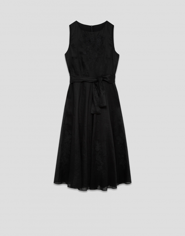 Vestido ramio negro con bordado floral a tono