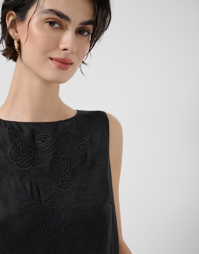 Vestido ramio negro con bordado floral a tono