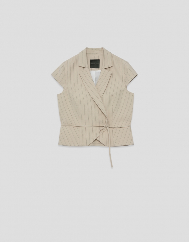 Chaleco cruzado beige con raya diplom&aacute;tica negra