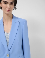 Blazer de un bot&oacute;n crep&eacute; azul claro