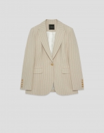 Blazer de un bot&oacute;n beige con raya diplom&aacute;tica negra