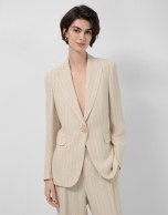 Blazer de un bot&oacute;n beige con raya diplom&aacute;tica negra