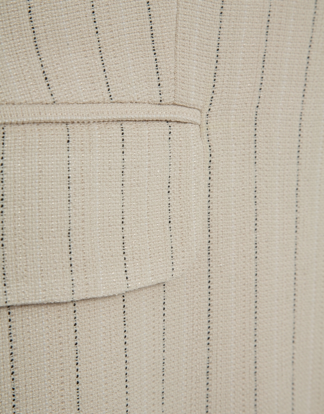 Blazer de un bot&oacute;n beige con raya diplom&aacute;tica negra