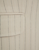 Blazer de un bot&oacute;n beige con raya diplom&aacute;tica negra