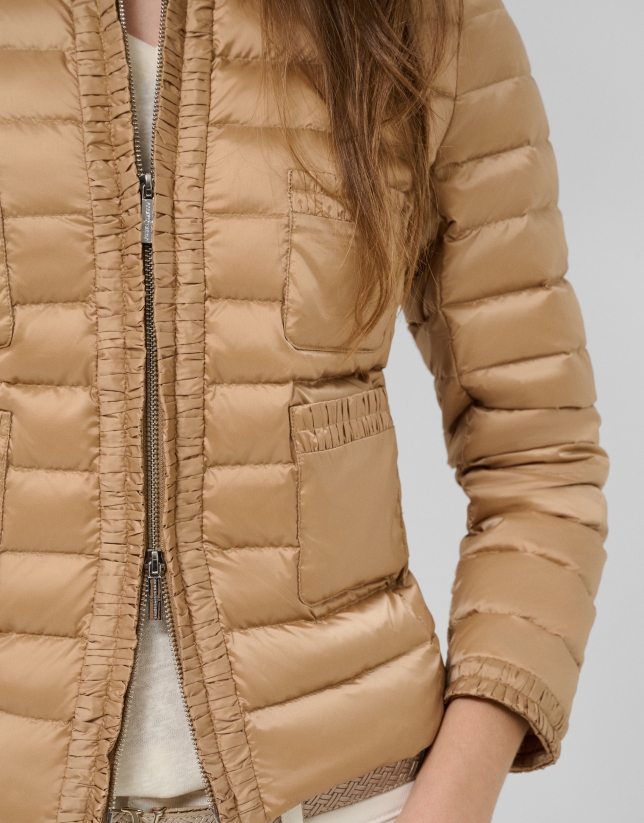 Chaqueta acolchada plumas cuatro bolsillos c&aacute;mel