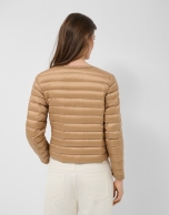 Chaqueta acolchada plumas cuatro bolsillos c&aacute;mel
