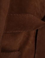 Chaqueta con cintur&oacute;n ante marr&oacute;n