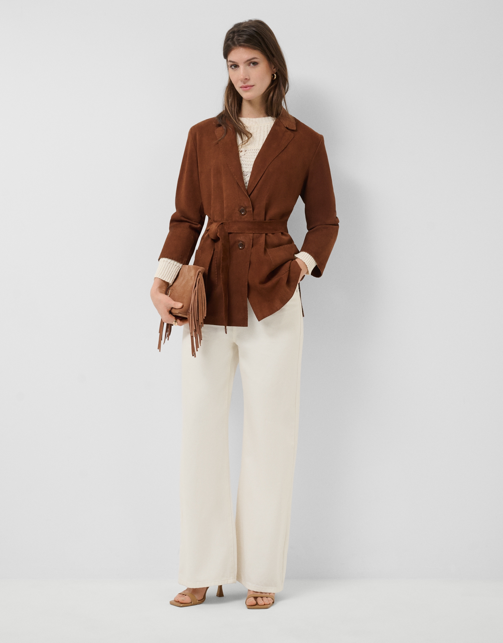 Chaqueta con cintur&oacute;n ante marr&oacute;n